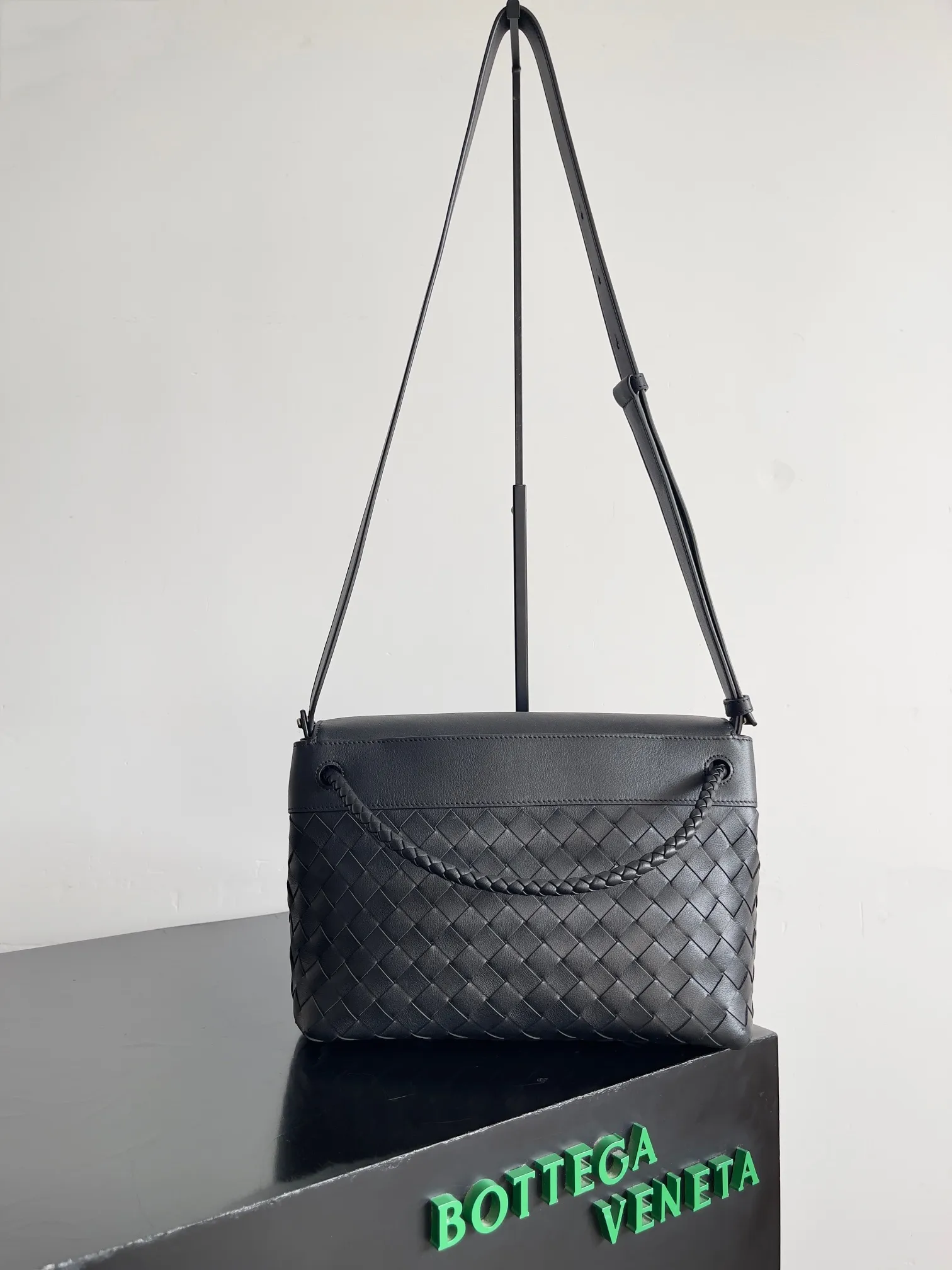 Batch 2460 BOTTEGA VENETA Bottega Veneta's 2025 new product for men ANDIAMO Bottega Veneta's main recommendation is undoubtedly the Andiamo small size. The first new favorite of the 2025 new product is a men's figure buckle bag. It can be seen that the designer has used many small ideas. The detachable crossbody strap is very convenient. It is convenient for elite office workers to reduce the burden on their hands when carrying work logs and office supplies. The interior is divided into two large compartments and a small zippered compartment. Unlike the women's model, the compartments here are not removable. The fixed large single layer also makes it easier to pack lightly when going out to work, and avoids the accumulation of too many small items. Style number: 815781 Size: 29*20*13cm
